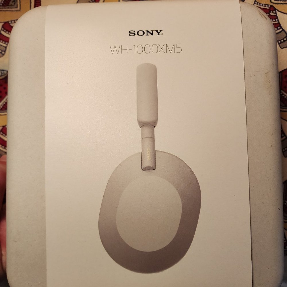 BNIB SONY WH-1000XM5 NOISE-CANCELLING WIRELESS OVER-EAR HEADPHONES, SILVER